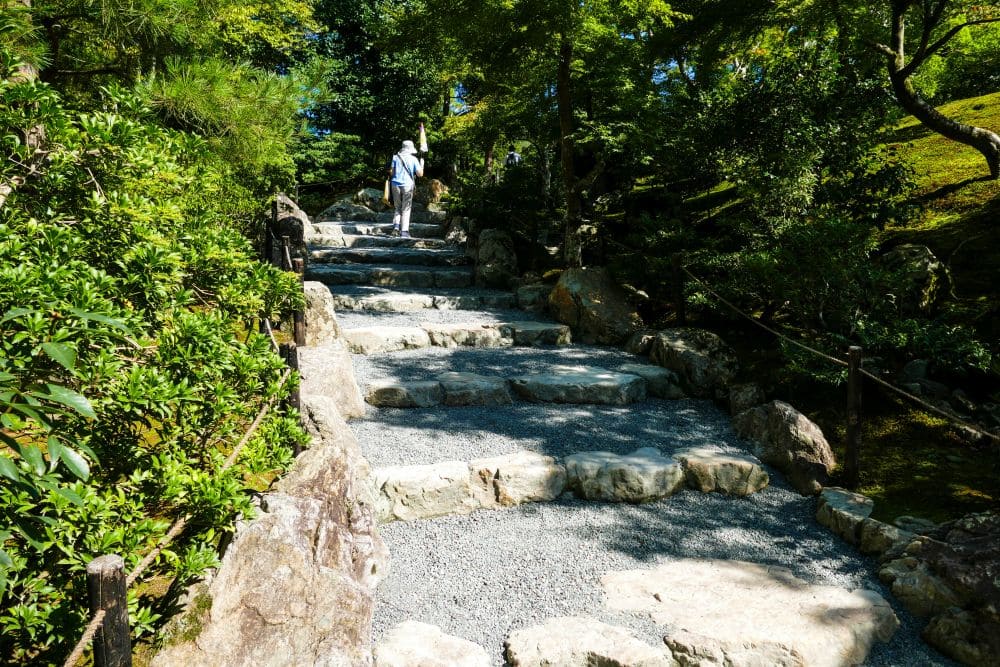 Spaziergang im Park von Kinkaku-ji