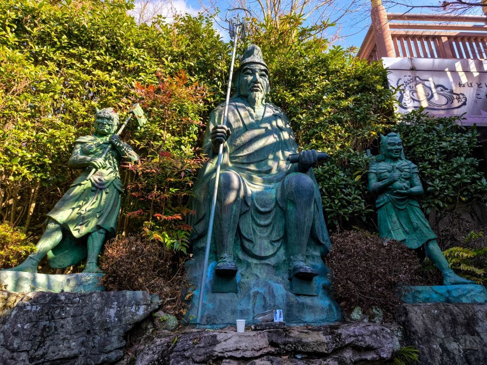 Verpflegung und Souvenirs am Nanzoin Tempel