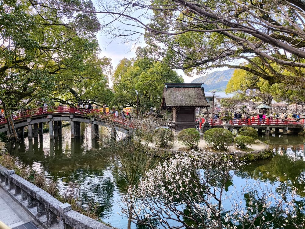 Die Eingangsbrücken zum Dazaifu Tempel