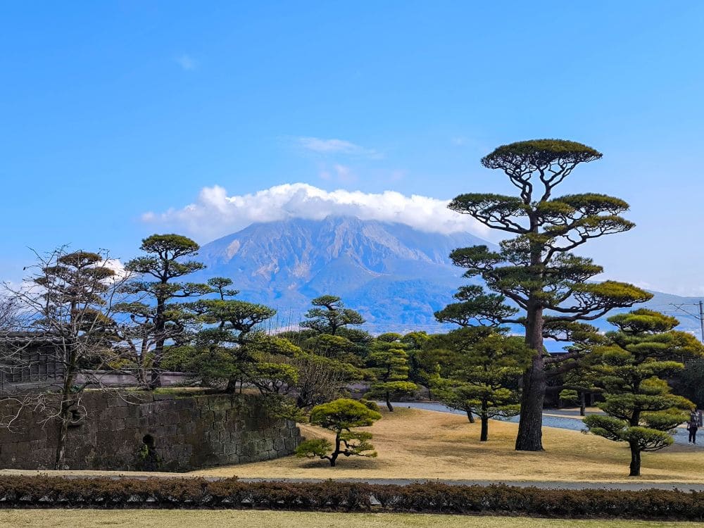 Blick auf den Sakurajima vom Sengan-en Garten in Kagoshima