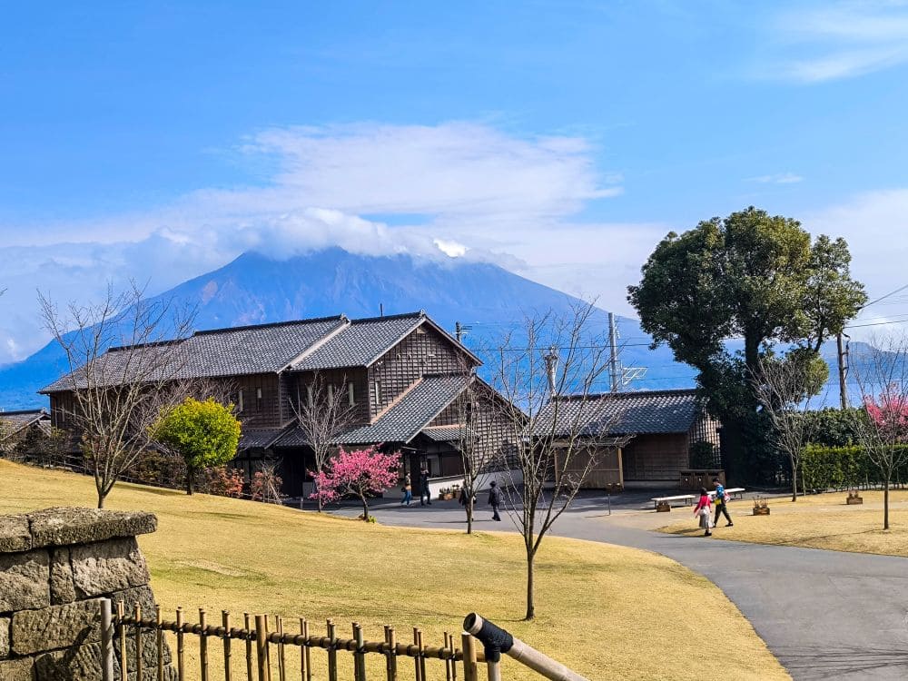 Blick auf den Sakurajima vom Sengan-en Garten in Kagoshima