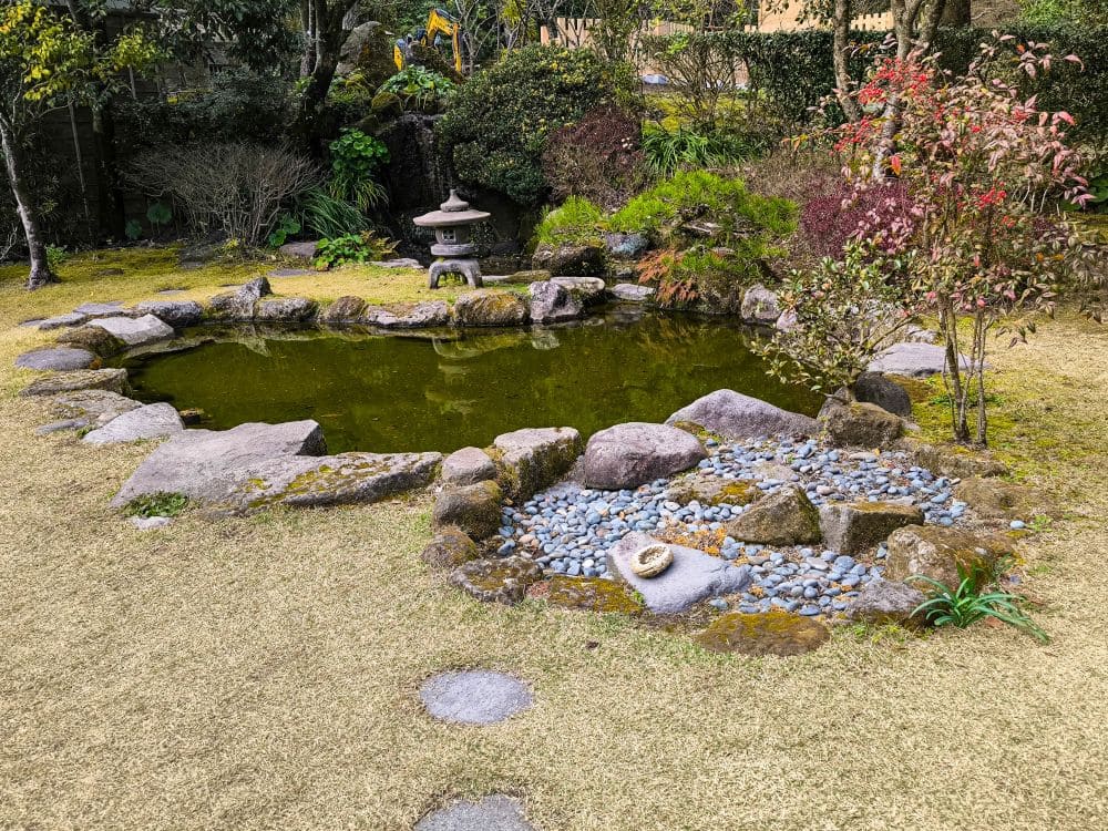 Wasserfälle und Teiche im Sengan-en Garten