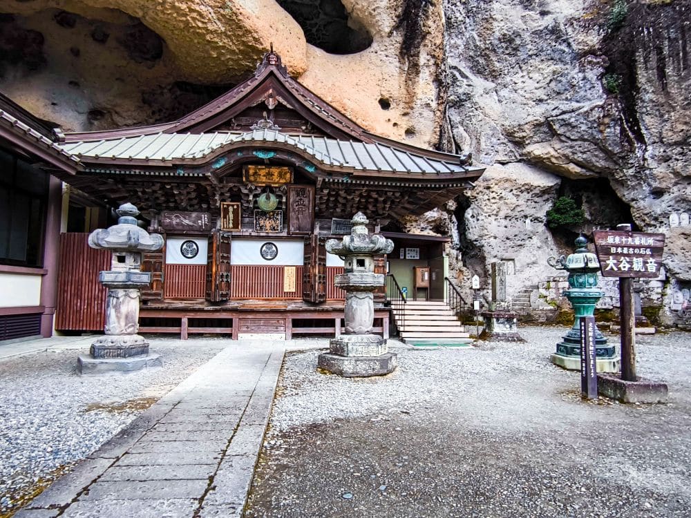 Der in einen Felsen in der Nähe von Utsunomiya gebaute Ōya-ji-Tempel ist ein spiritueller Schatz mit steinernen Laternen am Eingang und einer Treppe, die zu seinem kunstvoll geschnitzten und mit Emblemen verzierten Heiligtum hinaufführt.