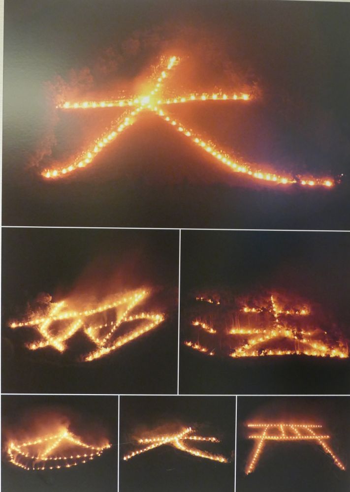 Fünf Bilder zeigen große japanische Kanji-Zeichen, darunter das berühmte Daimonji, das während des nächtlichen Gozan-Okuribi-Festivals in Kyoto durch Feuerlinien an Berghängen gebildet wird. Jedes Zeichen leuchtet hell vor dem dunklen Hintergrund.