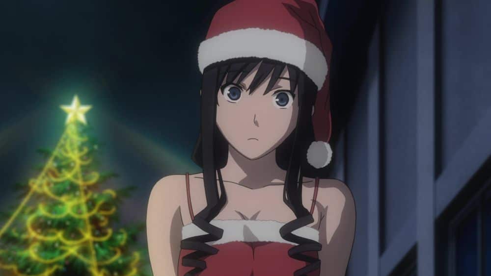 Ein Mädchen im Anime-Stil mit roter Weihnachtsmannmütze und Kleid steht nachts draußen. Hinter ihr leuchtet ein Weihnachtsbaum mit Lichtern und einem Stern - und fängt den gemütlichen Charme der Anime-Weihnachtsepisoden ein, während sie mit neutraler Miene vor sich hinschaut, wobei ihr langes dunkles Haar ihr Gesicht umrahmt.