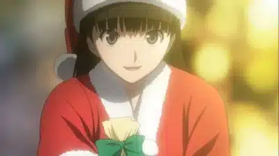 Ein Anime-Mädchen mit Weihnachtsmannmütze und rotem Weihnachtsoutfit hält ein in gelbes Papier mit grüner Schleife eingewickeltes Geschenk und lächelt sanft. Der sanft verschwommene Hintergrund leuchtet warm und erinnert an den klassischen Anime-Weihnachtsepisoden-Charme.