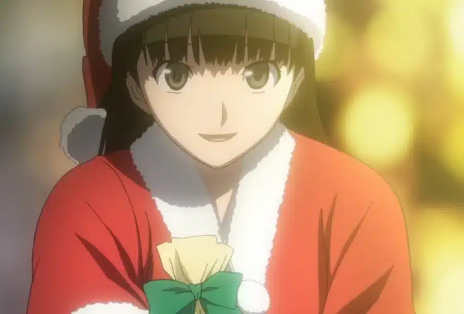 Ein Anime-Mädchen mit Weihnachtsmannmütze und rotem Weihnachtsoutfit hält ein in gelbes Papier mit grüner Schleife eingewickeltes Geschenk und lächelt sanft. Der sanft verschwommene Hintergrund leuchtet warm und erinnert an den klassischen Anime-Weihnachtsepisoden-Charme.