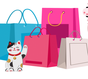 Eine winkende Glückskatze sitzt neben bunten Einkaufstüten in Blau, Rosa, Rot und Beige, die an Fukubukuro erinnern. Eine dekorative rosafarbene Laterne mit Blumenmustern hängt am rechten Rand des Bildes.
