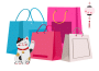 Eine winkende Glückskatze sitzt neben bunten Einkaufstüten in Blau, Rosa, Rot und Beige, die an Fukubukuro erinnern. Eine dekorative rosafarbene Laterne mit Blumenmustern hängt am rechten Rand des Bildes.