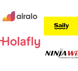 Vier Logos: Airalo mit einem eSIM-Symbol mit Farbverlauf, Saily auf Gelb mit Wellenlinien, Holafly in korallenroter Schrift und NINJA WiFi in Schwarz und Rot mit einem kleinen Ninja-Stern, dazu der Text Powered by GLOBAL WiFi.
