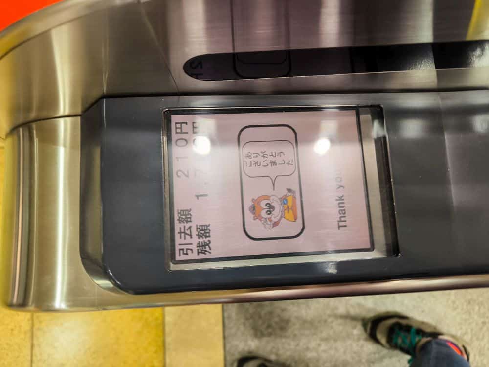 Eine Nahaufnahme eines Metro-Automaten, die seine komplizierten Details und sein modernes Design hervorhebt.